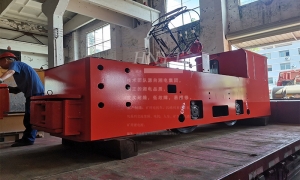 10吨湘潭矿用电机车运行时冲击很大是什么原因？