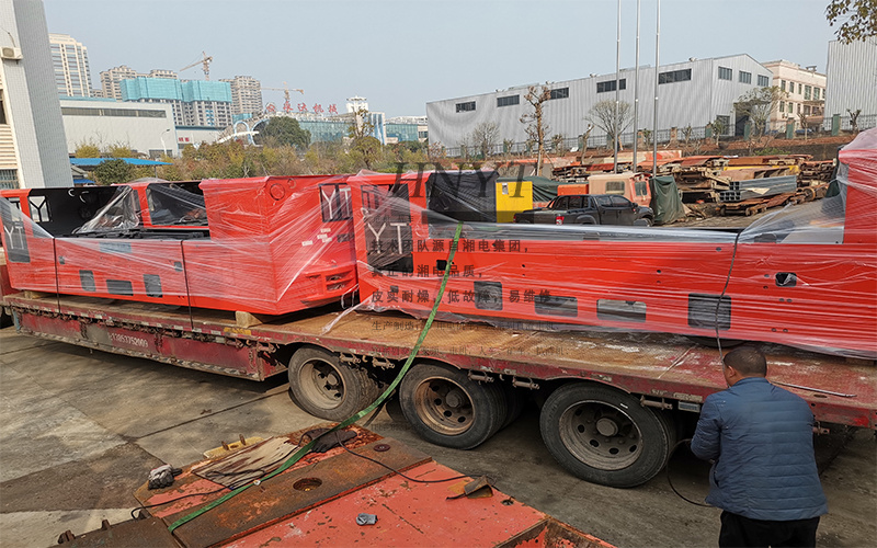8吨双驾驶室湘潭蓄电池电机车发往铜矿