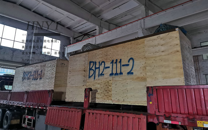 2台10吨湘潭架线式电机车装箱发货