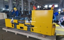 内蒙古定制型湘潭蓄电池电机车装箱发往海外