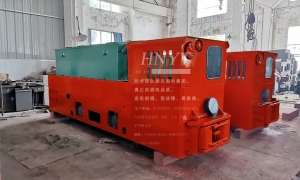 改造好的12吨蓄电池湘潭电机车重返矿山