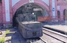 架线式电机车进入信号灯显示区应怎么操作？