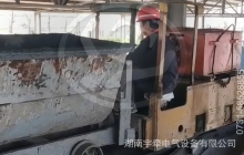 矿用防爆电机车行驶时突然摇晃是什么原因？