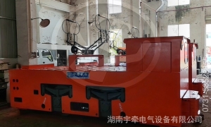 一批14吨架线式湘潭电机车发往金矿