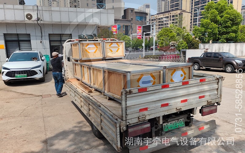 一批ZQ-21直流牵引电机装车发往海外
