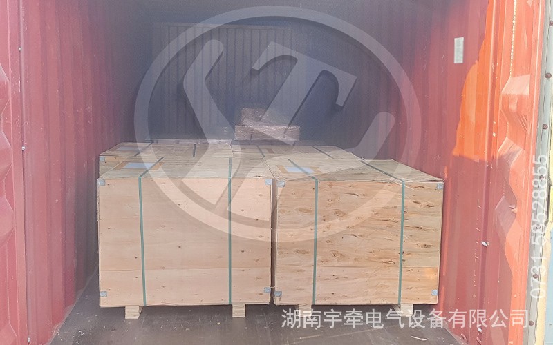 一批湘潭矿用电机车配件发往海外