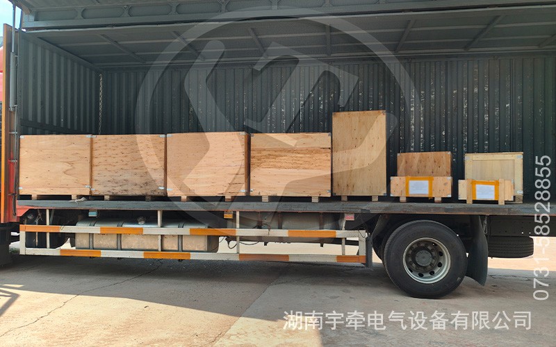 一批矿用湘潭电机车配件装车发往海外