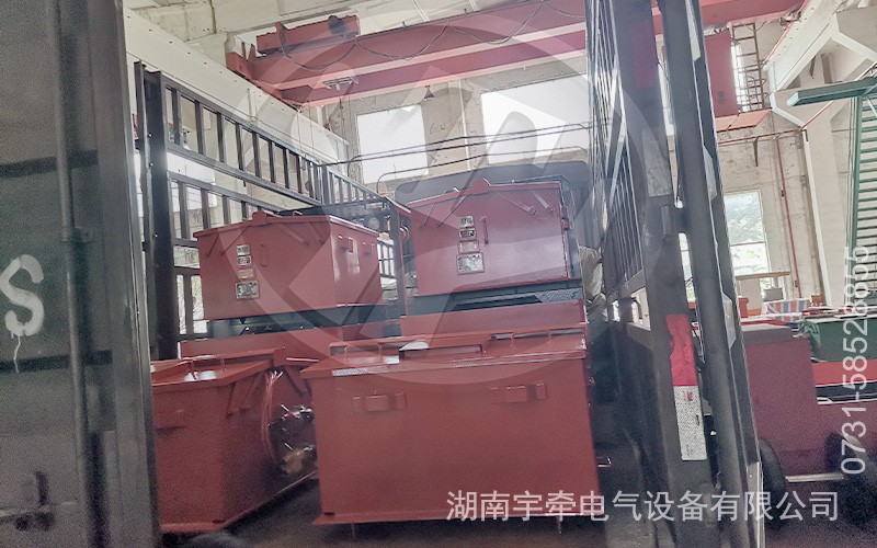 2.5吨防爆湘潭电机车装车发往云南
