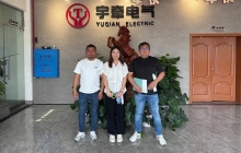 山西炎炎夏日，国外客户上门采购远程遥控型5吨锂电池电机车
