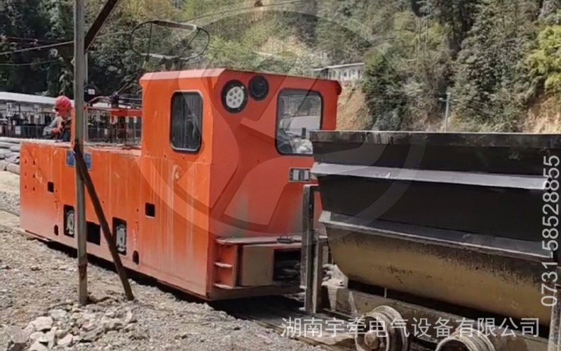 10吨架线式湘潭电机车矿山现场运行视频