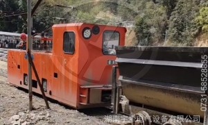 10吨架线式湘潭电机车矿山现场运行视频