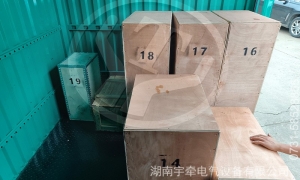 国外客户采购的湘潭井下电机车配件装车发货