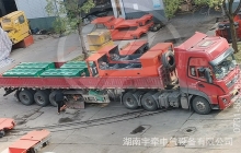 山西煤矿客户定制的8吨双驾驶室蓄电池电机车装车发货