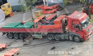 煤矿客户定制的8吨双驾驶室蓄电池电机车装车发货