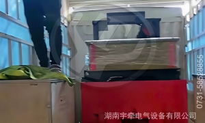 2.5吨锂电蓄电池电机车及配件完成装车发货