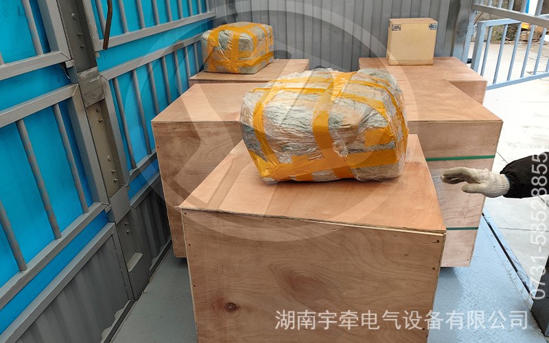 一批矿用湘潭电机车配件装车发往国外
