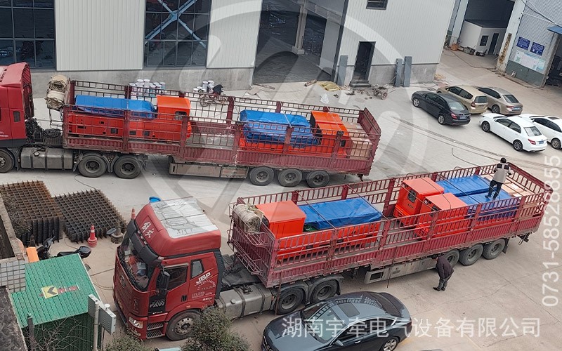 一批8吨锂电池湘潭电机车装车发往海外