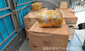 一批矿用湘潭电机车配件装车发往国外