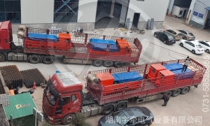 一批8吨锂电池湘潭电机车装车发往海外