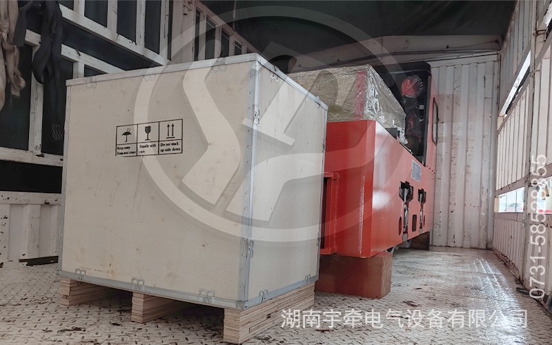 5吨锂电池湘潭电机车装车发往客户矿山